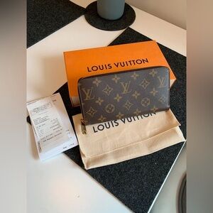 Louis Vuitton Zippy Wallet